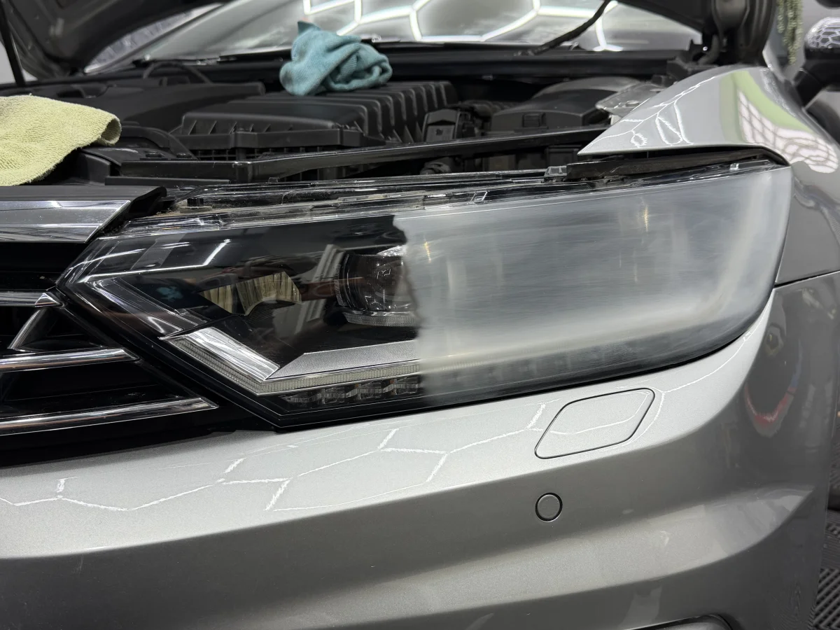 Scheinwerfer polieren & aufbereiten – klare Sicht garantiert